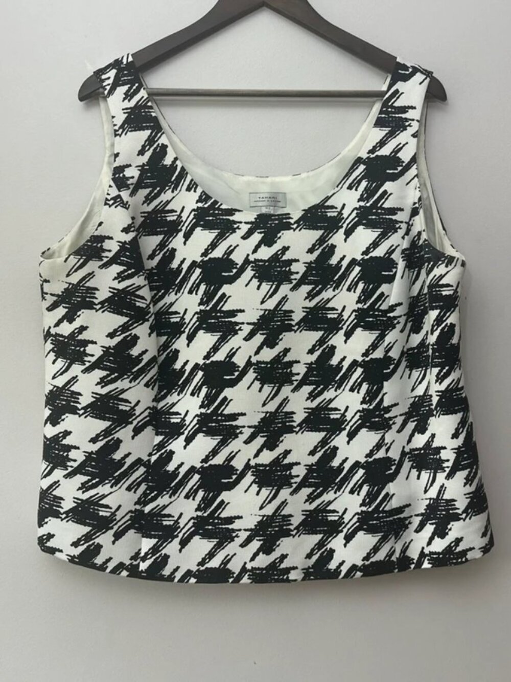 Tahari Arthur S. Levine 16W Black White abstract houndstooth-pattern tank top